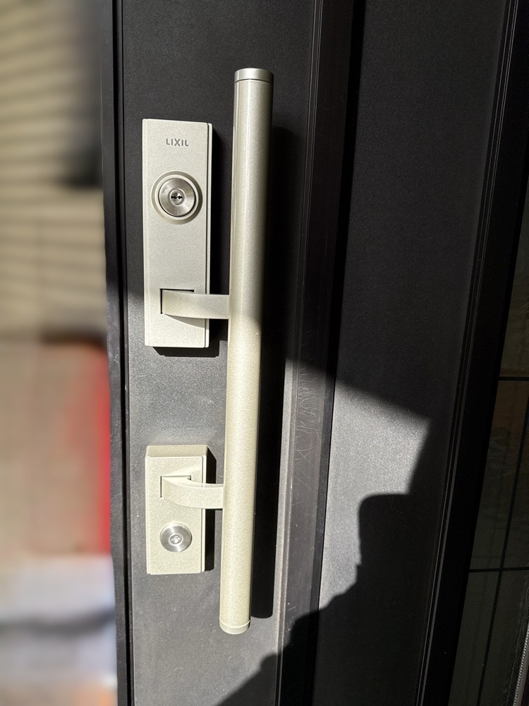 REマド本舗 出雲店の玄関の鍵が掛かりにくくなったそんな時は交換しましょう！の施工後の写真1