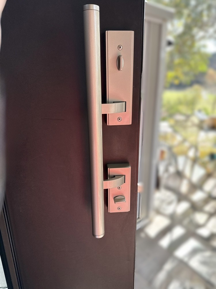 REマド本舗 出雲店の玄関の鍵が掛かりにくくなったそんな時は交換しましょう！の施工後の写真2