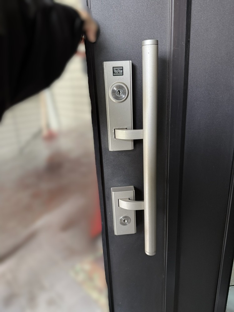 REマド本舗 出雲店の玄関の鍵が掛かりにくくなったそんな時は交換しましょう！の施工前の写真1