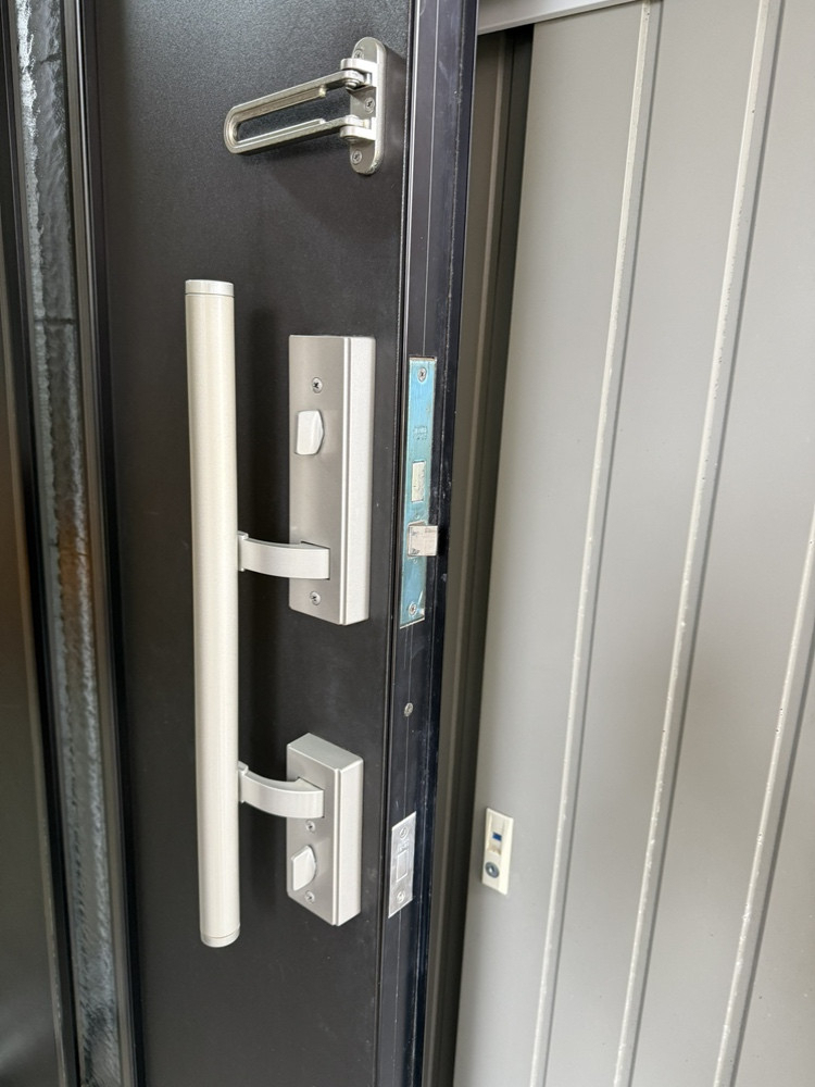 REマド本舗 出雲店の玄関の鍵が掛かりにくくなったそんな時は交換しましょう！の施工前の写真2