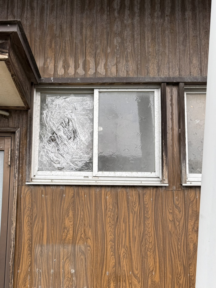 REマド本舗 出雲店のガラス交換の施工前の写真1