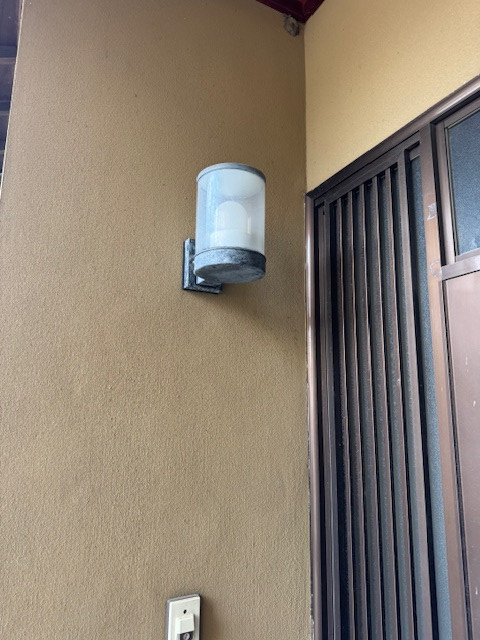 REマド本舗 出雲店のポーチライト交換の施工前の写真1