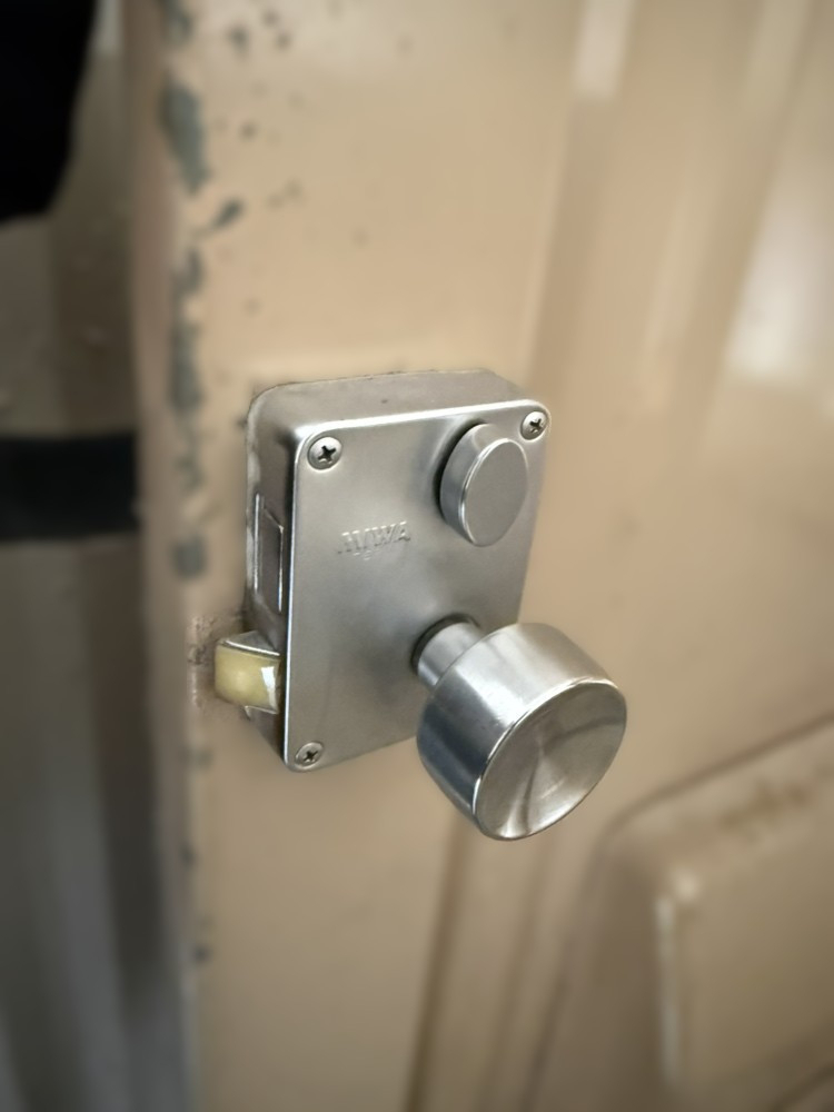 REマド本舗 出雲店の集合住宅団地の鍵を取替を行いました。の施工前の写真1