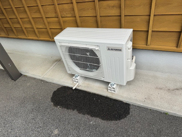 REマド本舗 出雲店の和室にぴったり！　和室用壁付けエアコンの施工後の写真2