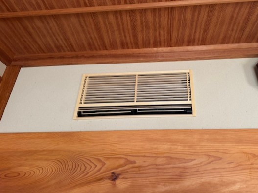 REマド本舗 出雲店の木目カラーはそのままに、スッキリ壁埋め込みエアコンの施工後の写真1