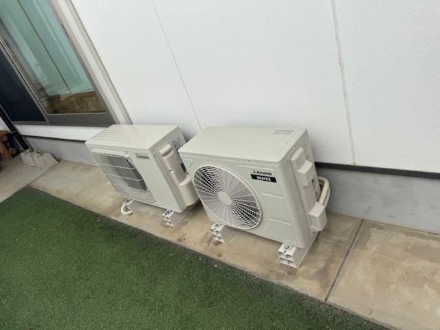 REマド本舗 出雲店の木目カラーはそのままに、スッキリ壁埋め込みエアコンの施工後の写真2