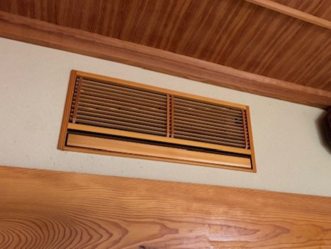 REマド本舗 出雲店の木目カラーはそのままに、スッキリ壁埋め込みエアコンの施工前の写真1