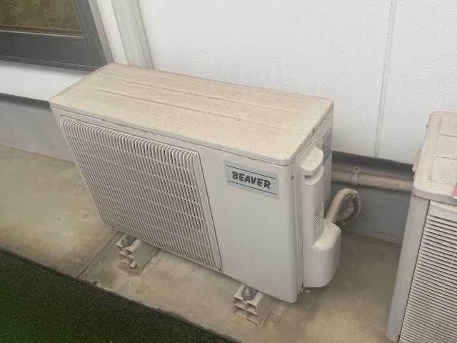 REマド本舗 出雲店の木目カラーはそのままに、スッキリ壁埋め込みエアコンの施工前の写真2