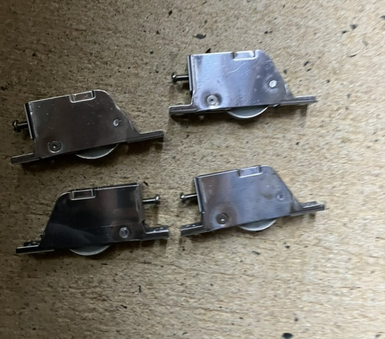 REマド本舗 出雲店の動かなくなってしまった玄関の戸車を交換しました。の施工後の写真1