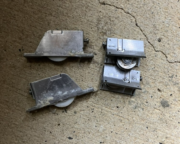 REマド本舗 出雲店の動かなくなってしまった玄関の戸車を交換しました。の施工前の写真1