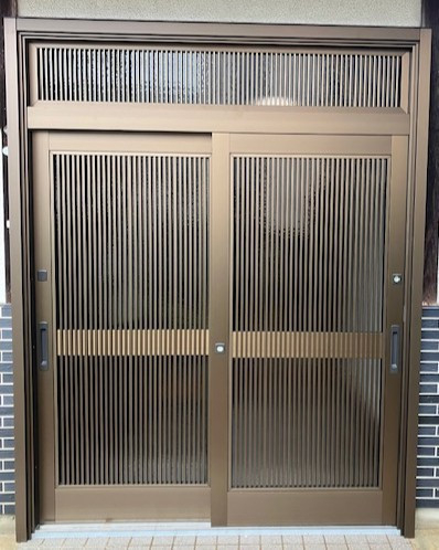 REマド本舗 出雲店の玄関の木目が剥げてしまった玄関を交換しました！の施工後の写真1