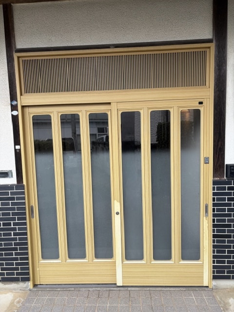 REマド本舗 出雲店の玄関の木目が剥げてしまった玄関を交換しました！の施工前の写真1