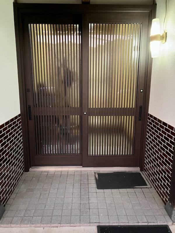REマド本舗 雲南店の玄関引戸の交換の施工後の写真1