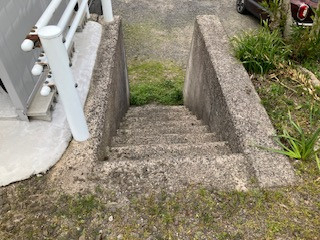 REマド本舗 雲南店の防犯対策で門扉とフェンス取付の施工前の写真1