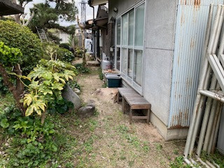 REマド本舗 雲南店の防犯対策で門扉とフェンス取付の施工前の写真3