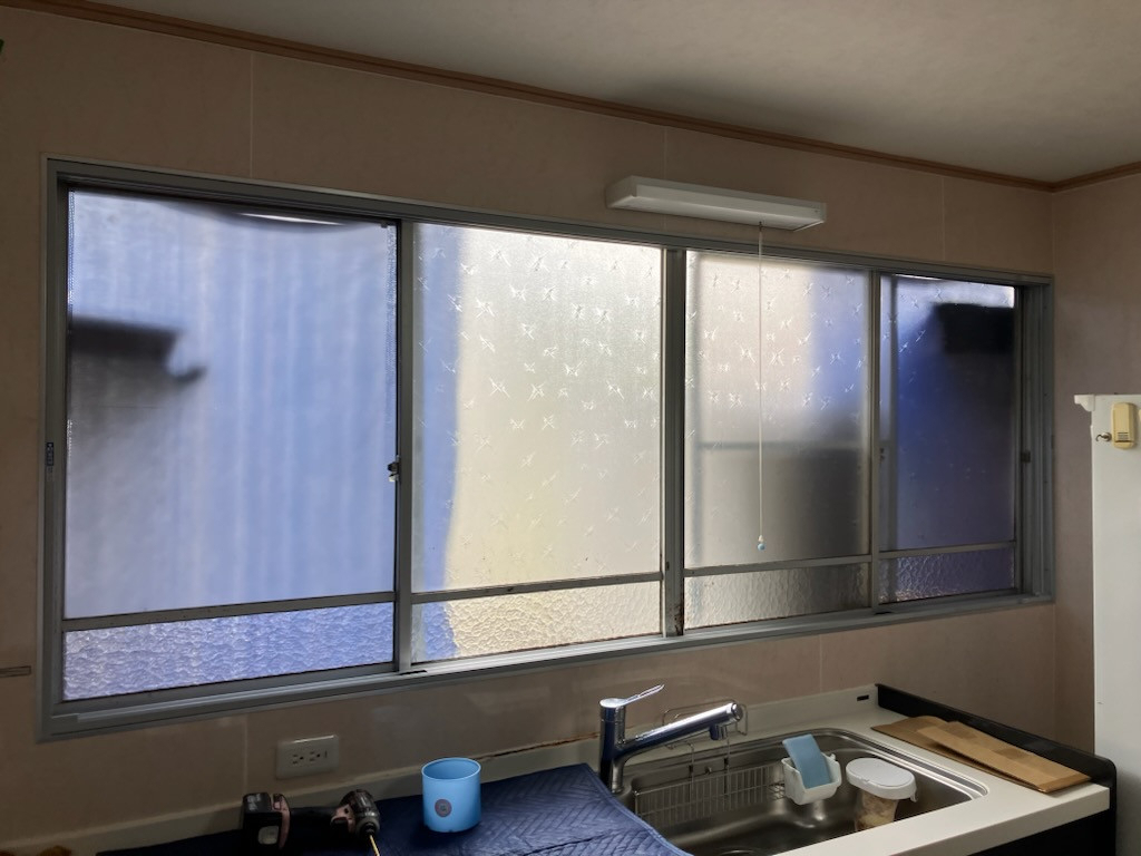 REマド本舗 雲南店の部屋の暑さと寒さの対策!結露と窓廻りのカビ対策にも👍👍の施工前の写真3