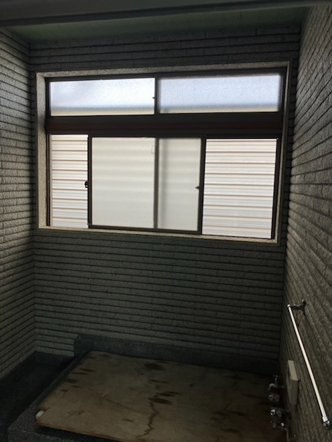 REマド本舗 雲南店のコンクリート仕上げの浴室に内窓設置です。の施工前の写真1