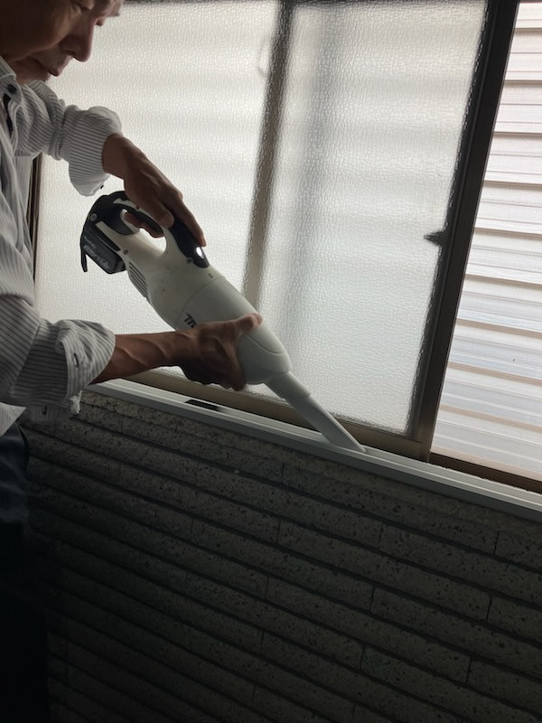 REマド本舗 雲南店のコンクリート仕上げの浴室に内窓設置です。の施工前の写真3