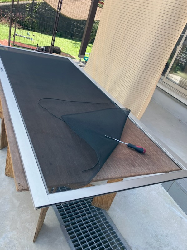 REマド本舗 雲南店の網戸の網を張り替えてリフレッシュ🎉の施工前の写真1