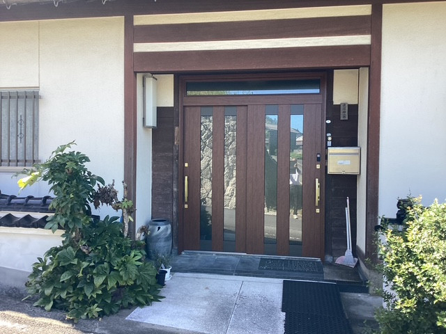 REマド本舗 雲南店の木製玄関引き戸交換✨外の木枠・入口床に同調したデザインで統一感を😊😊の施工後の写真1