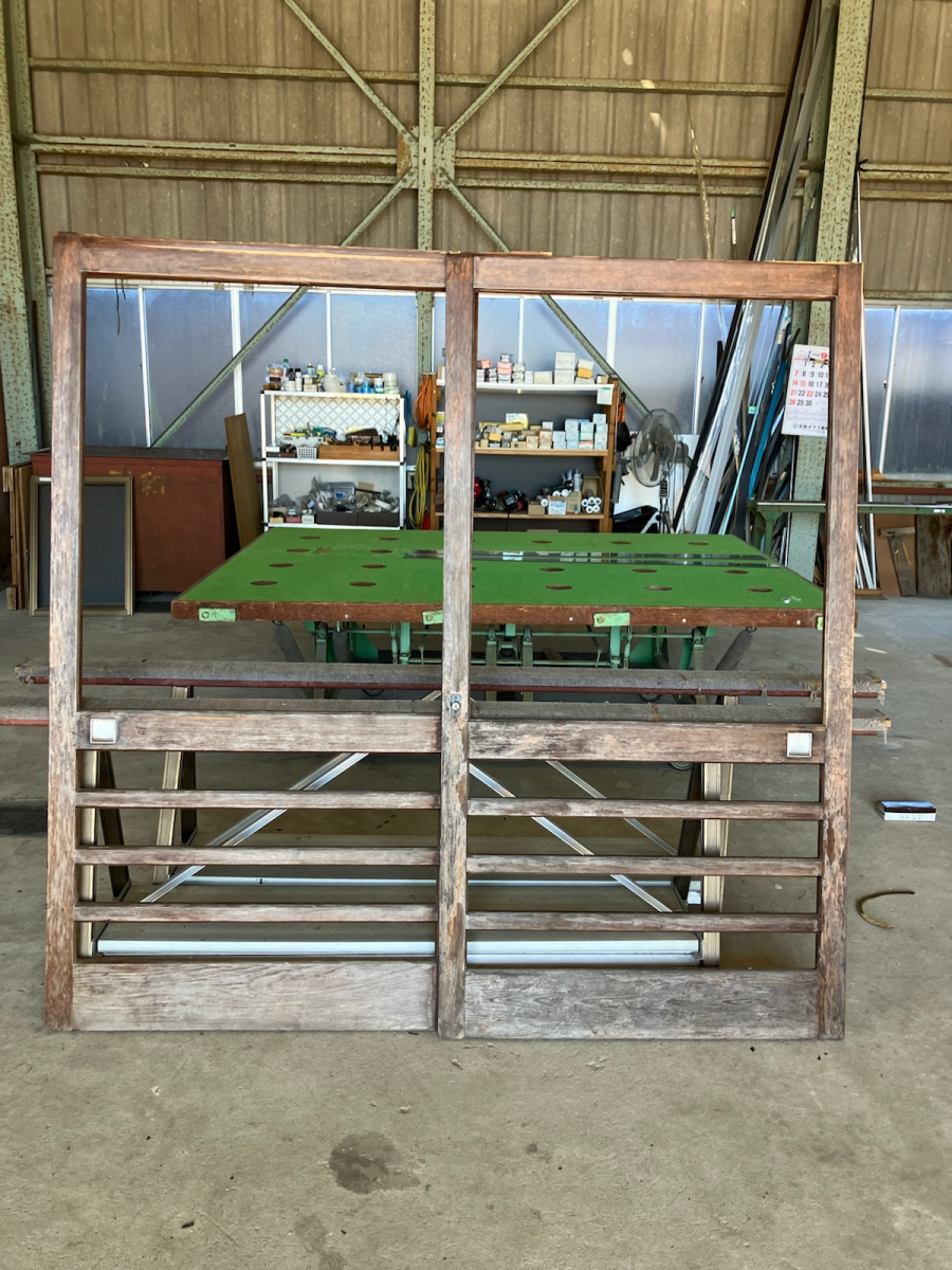 REマド本舗 雲南店の木製玄関引き戸交換✨外の木枠・入口床に同調したデザインで統一感を😊😊の施工前の写真1