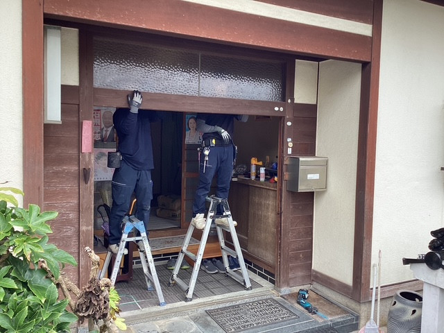 REマド本舗 雲南店の木製玄関引き戸交換✨外の木枠・入口床に同調したデザインで統一感を😊😊の施工前の写真2