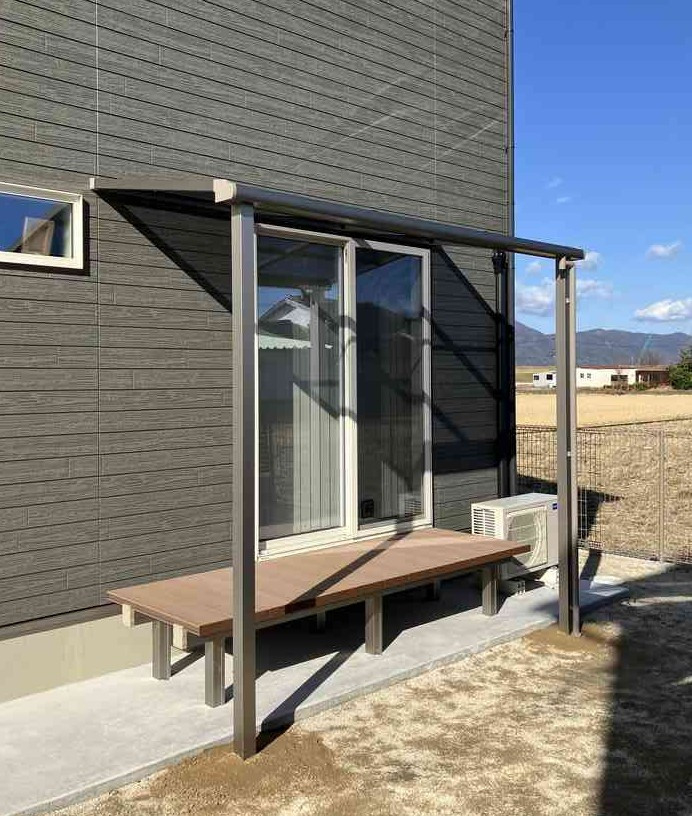 REマド本舗 雲南店のテラス・デッキ　綺麗に完成の施工後の写真1