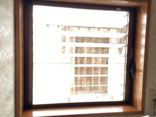 REマド本舗 雲南店のルーバー窓の断熱化の施工前の写真1