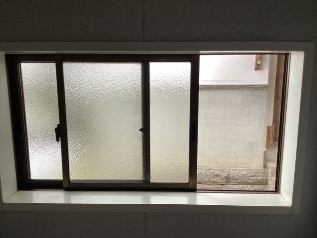 REマド本舗 雲南店のルーバー窓の断熱化の施工前の写真2