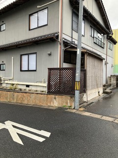 REマド本舗 雲南店のフェンスの取替の施工前の写真1