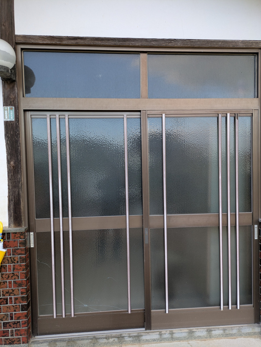 REマド本舗 雲南店の玄関は家の顔の施工前の写真1