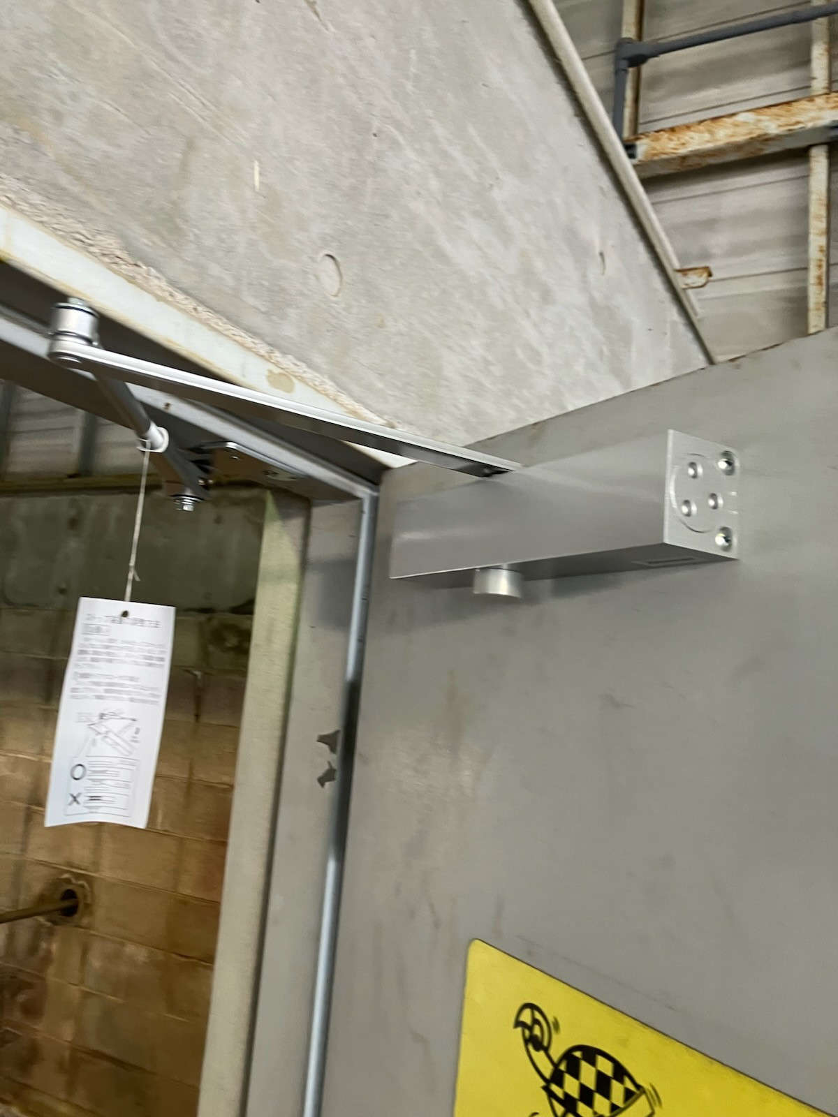 REマド本舗 雲南店の重量ドアの開閉速度と開けた時のストッパーの復活！！の施工後の写真1