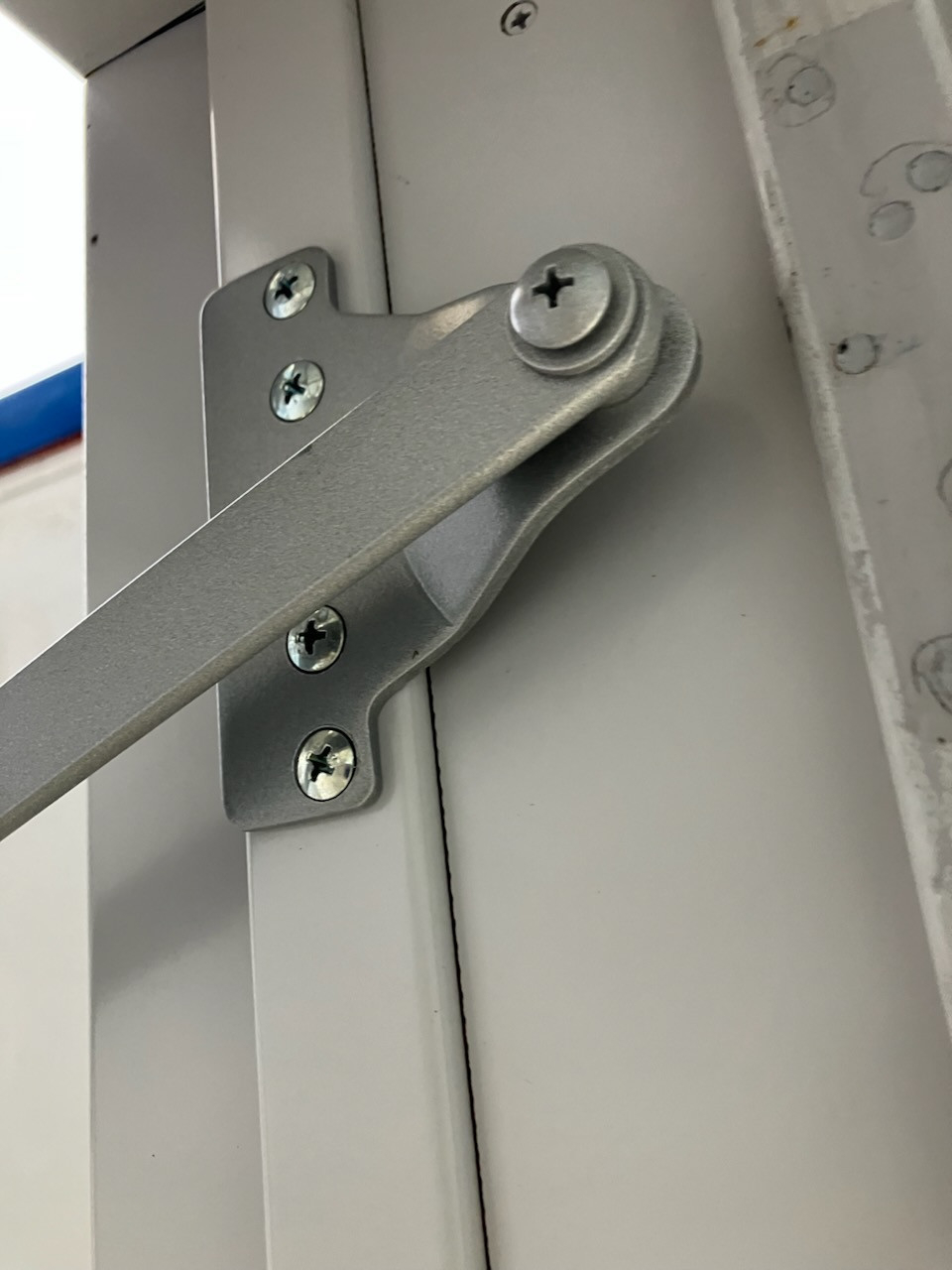 REマド本舗 雲南店の重量ドアの開閉速度と開けた時のストッパーの復活！！の施工後の写真2