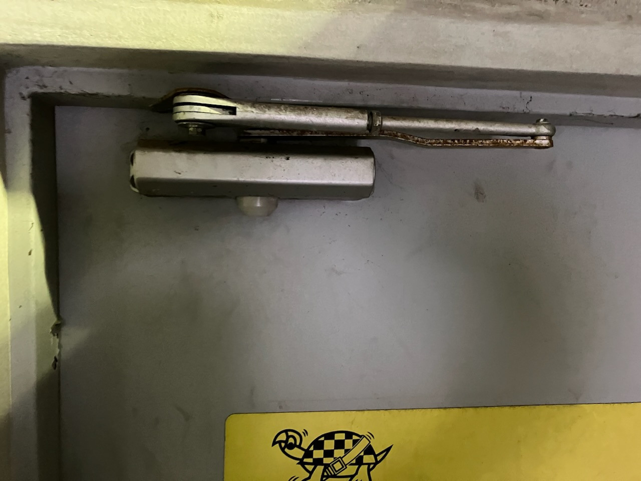 REマド本舗 雲南店の重量ドアの開閉速度と開けた時のストッパーの復活！！の施工前の写真1