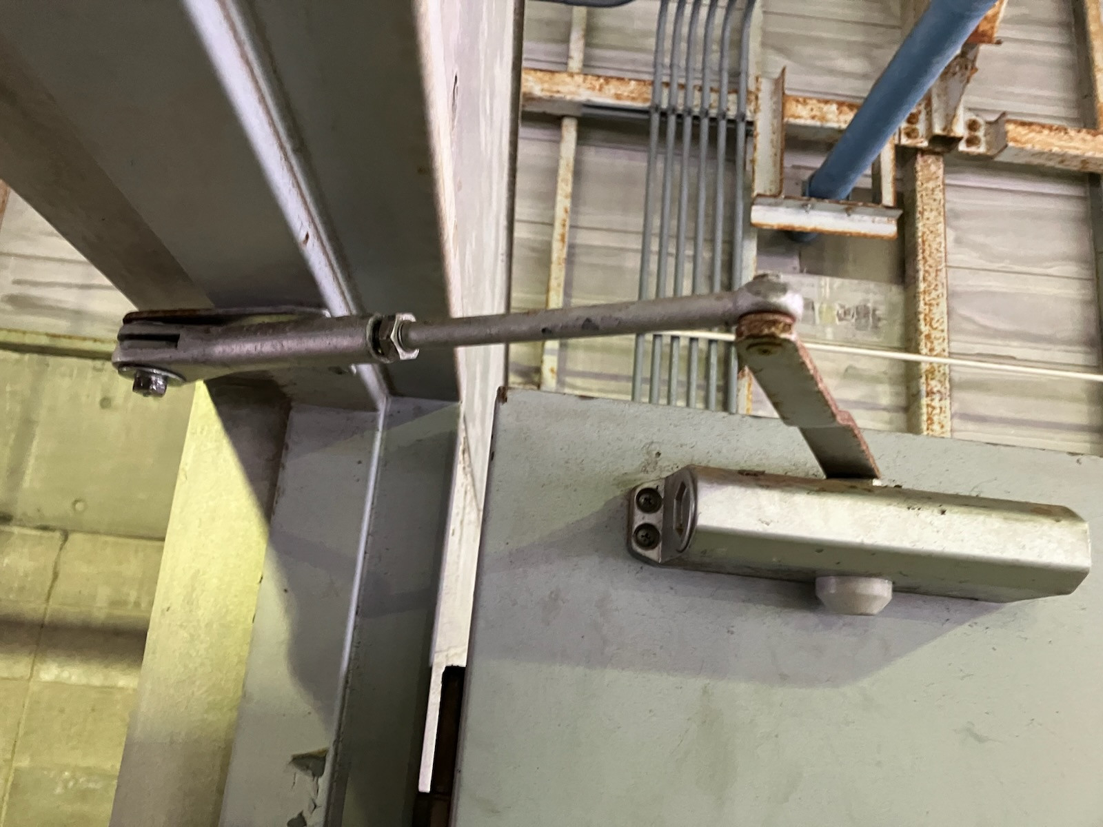 REマド本舗 雲南店の重量ドアの開閉速度と開けた時のストッパーの復活！！の施工前の写真2