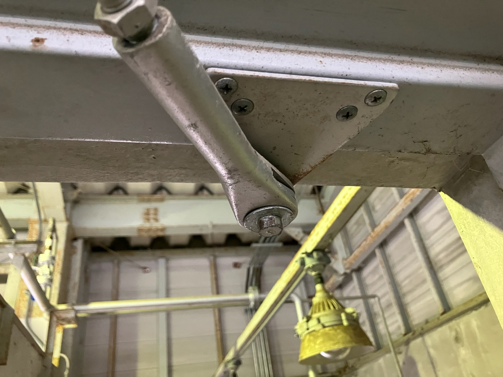 REマド本舗 雲南店の重量ドアの開閉速度と開けた時のストッパーの復活！！の施工前の写真3