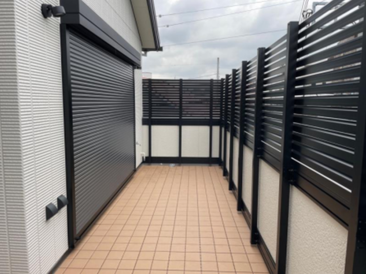 相川スリーエフ 八街店のバルコニーをプライベート空間へ。マド本舗八街店よりご提案。の施工事例詳細写真3