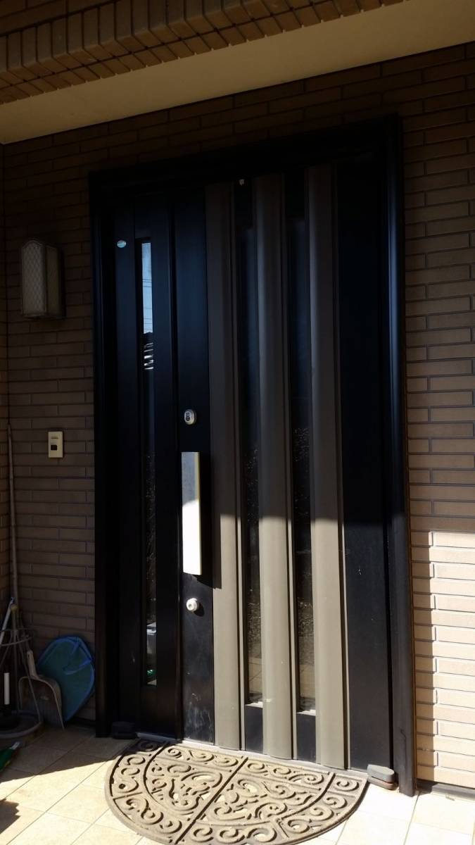 相川スリーエフ 北総支店の築20年、家のあちこち気になるけれど、玄関の防犯性をまず考えたリフォームの施工前の写真1