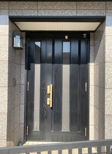 相川スリーエフ 北総支店の玄関リフォームは、マド本舗北総トーヨー住器の「得意技」の施工前の写真1