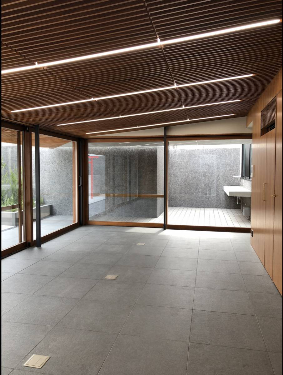 相川スリーエフ 北総支店の木製窓という選択の施工後の写真1