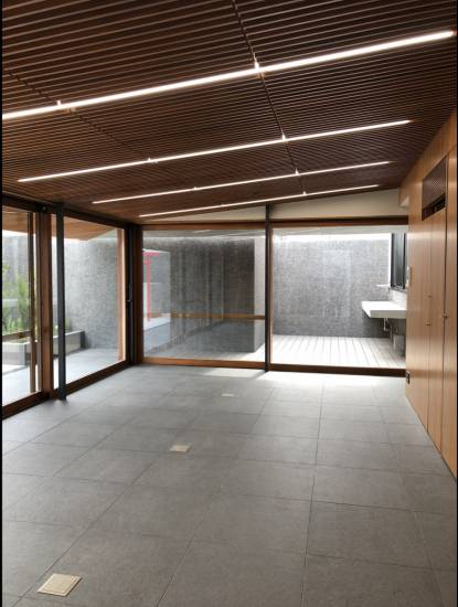 相川スリーエフ 北総支店の木製窓という選択施工事例写真1