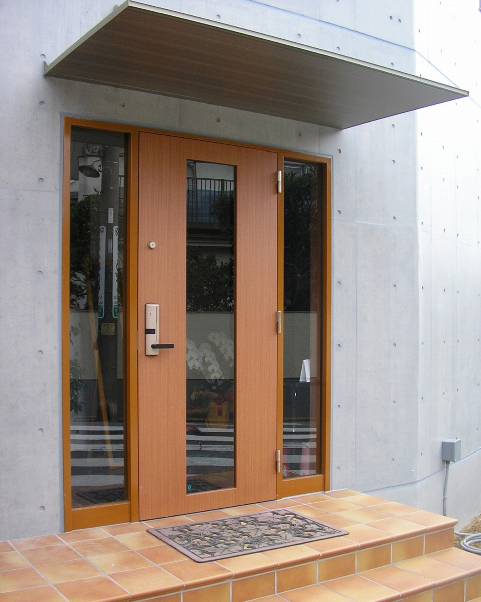 相川スリーエフ 北総支店の木目調の鉄扉　店舗やテナントのドアに最適の施工後の写真1