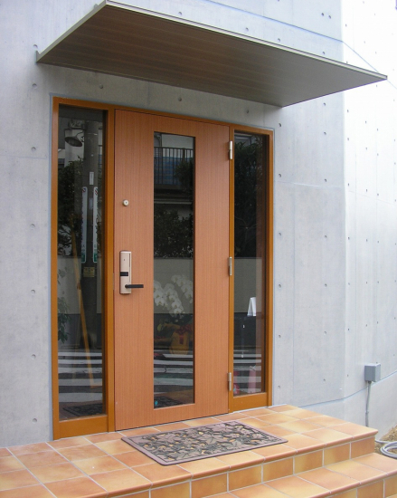 相川スリーエフ 北総支店の木目調の鉄扉　店舗やテナントのドアに最適施工事例写真1