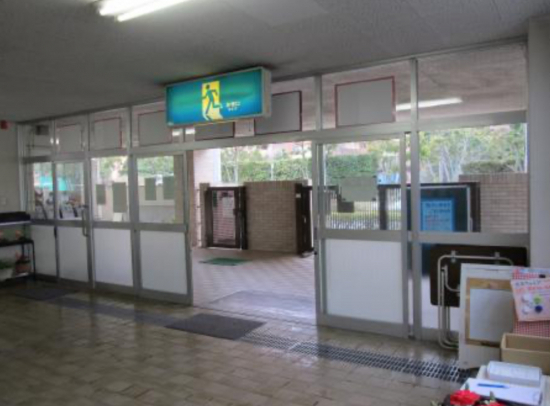 相川スリーエフ 北総支店の学校、保育園の昇降口取り替えはお任せください。千葉県の登録業者です。施工事例写真1