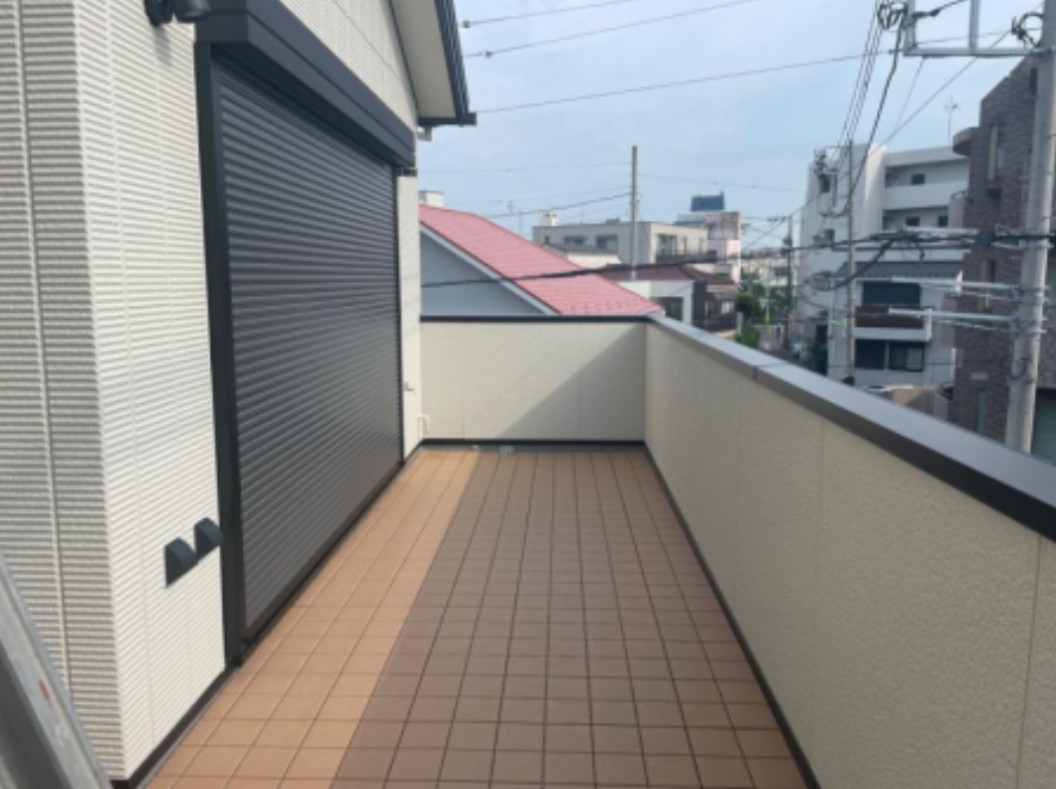 相川スリーエフ 八街店のバルコニーをプライベート空間へ。マド本舗八街店よりご提案。の施工前の写真1