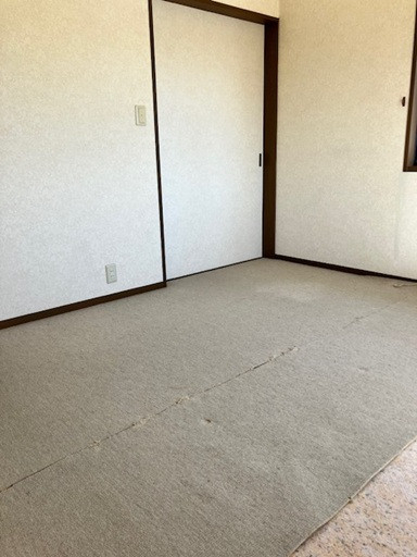 相川スリーエフ 八街店のカーペットからフローリングへ。お部屋が一気に明るく、スタイリッシュに生まれ変わります。の施工前の写真1