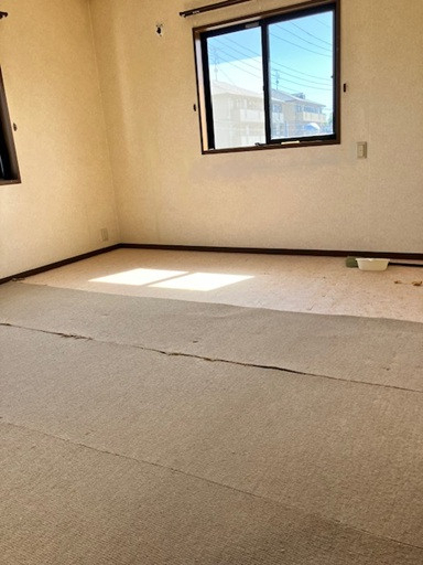 相川スリーエフ 八街店のカーペットからフローリングへ。お部屋が一気に明るく、スタイリッシュに生まれ変わります。の施工前の写真2