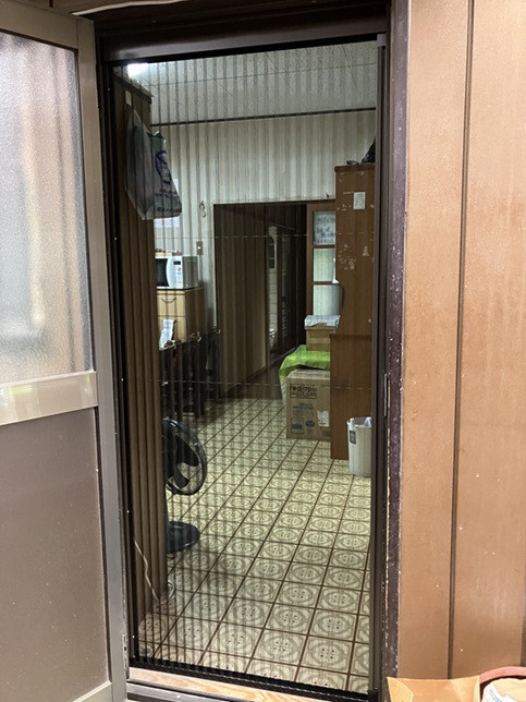 相川スリーエフ 八街店の【八街市】「しまえるんですα」は“スッキリ・しっかり・快適”を実現できる玄関網戸の施工後の写真1