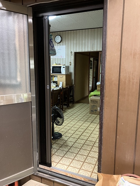 相川スリーエフ 八街店の【八街市】「しまえるんですα」は“スッキリ・しっかり・快適”を実現できる玄関網戸の施工後の写真2