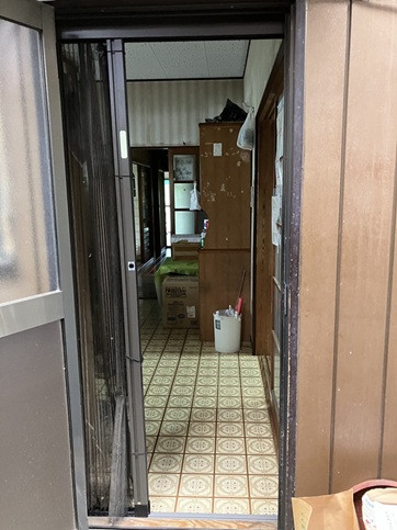 相川スリーエフ 八街店の【八街市】「しまえるんですα」は“スッキリ・しっかり・快適”を実現できる玄関網戸の施工前の写真1